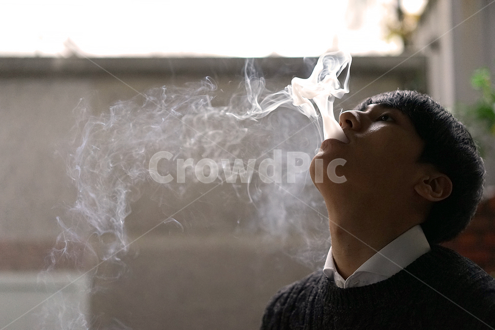 남성,남자,담배,흡연,담배연기,연기,금연,니코틴,사람,인물,인간,human,person,남성,남자,man,male,건강,헬스웨어,헬스케어,healthware,health care