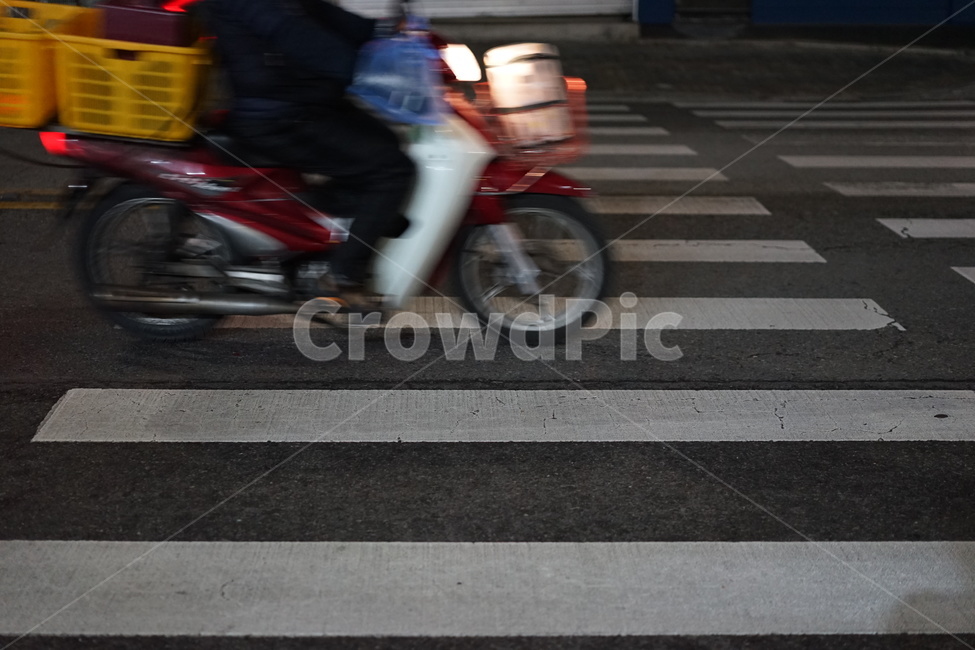 횡단보도,보도블럭,도로,줄무늬,오토바이,교통,교통,교통수단,traffic,transportation