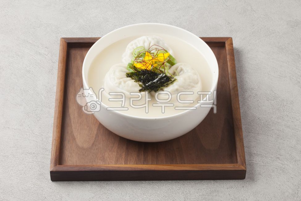 Tteokguk,tteokmanduguk,manduguk,mandu,garaetteok,gomyeong,seol food,holiday food,seolnal food,cooking