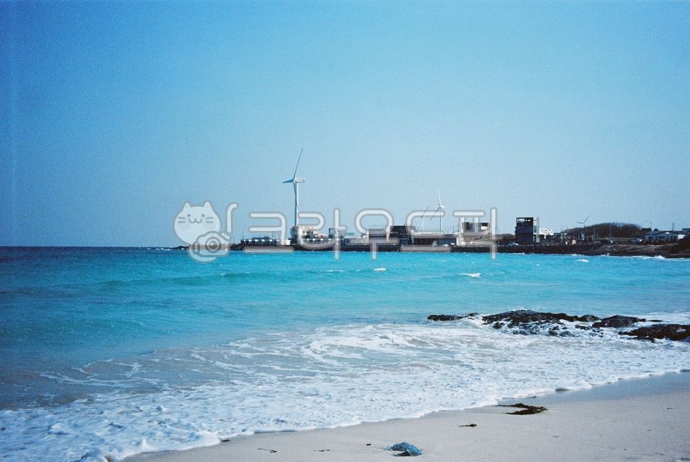 제주도,월정리,해변,바다,해수욕장,제주,하늘,풍력발전,풍차,수평선,겨울바다,해안,해안선,모래사장,파도,자연,제주바다,beach,sea,water,outdoors,nature,coast,필름카메라,필름사진,필름
