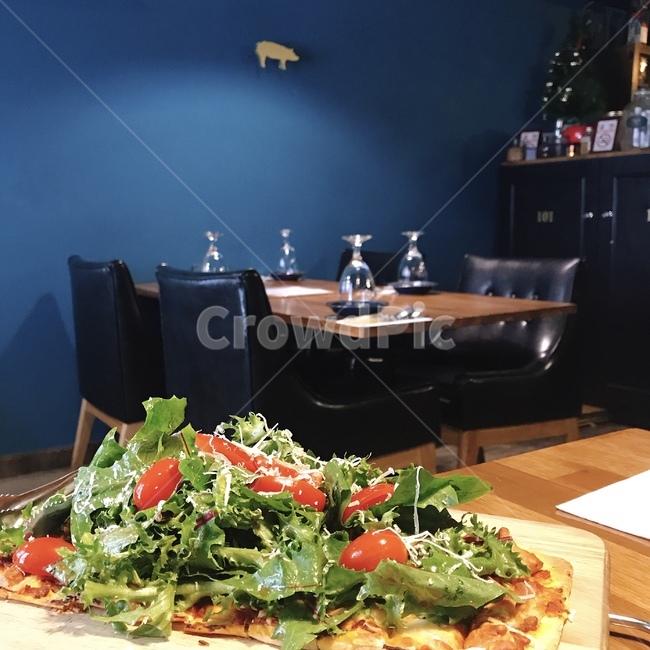 food,음식,meal,식사,요리,cook,plating,식재료,야채,salad,샐러드,샐러드피자,피자,pizza,색깔,색상,색감,color,blue