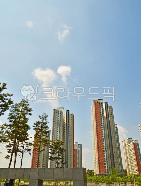 아파트,건물,빌딩,고층건물,고층아파트,고층빌딩,맨션,주택,건설,어반,도시,시티,주거,부동산,구름,스카이라인,나무,쾌청,청명,맑음,화창,파란,푸른,블루,하늘,파란하늘,푸른하늘,식물,도시풍경,도시경관,단지,주택가,아파트단지,건축물,야외,바깥,실외,highrise,city,urban,building,town,officebuilding