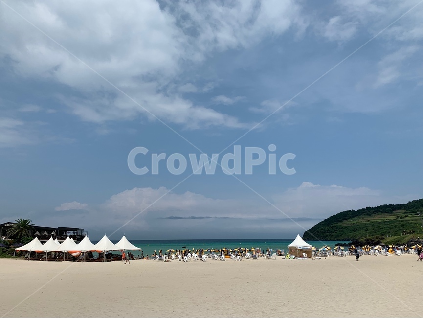해변,모래사장,해안가,대양,해수욕장,바다,옥외,해안선,땅,파라솔,하늘,구름,제주도,함덕,색감,휴가,힐링,자연,풍경,서우봉,ocean,water,nature,sea,outdoors,shoreline,land
