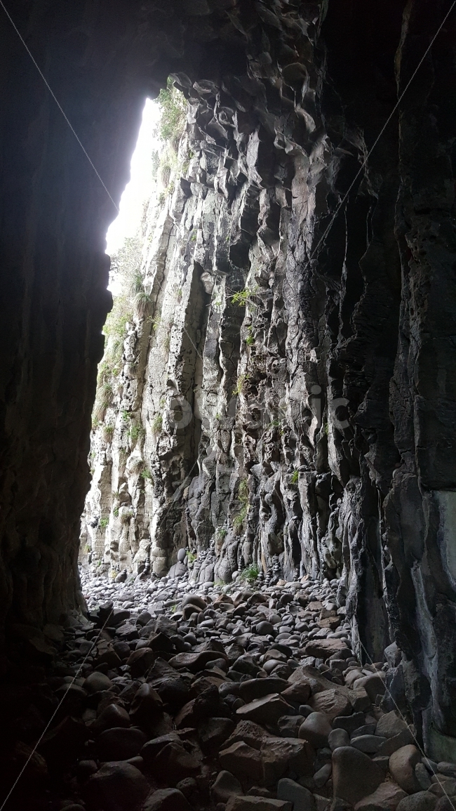 제주도,동굴,제주,다람쥐굴,갯깍주상절리,바다,주상절리,자연,풍경,nature,landscape,한국자연풍경,한국자연경관,korea nature landscape,제주도,jeju,jeju island,outdoors,옥외,cliff,낭떠러지