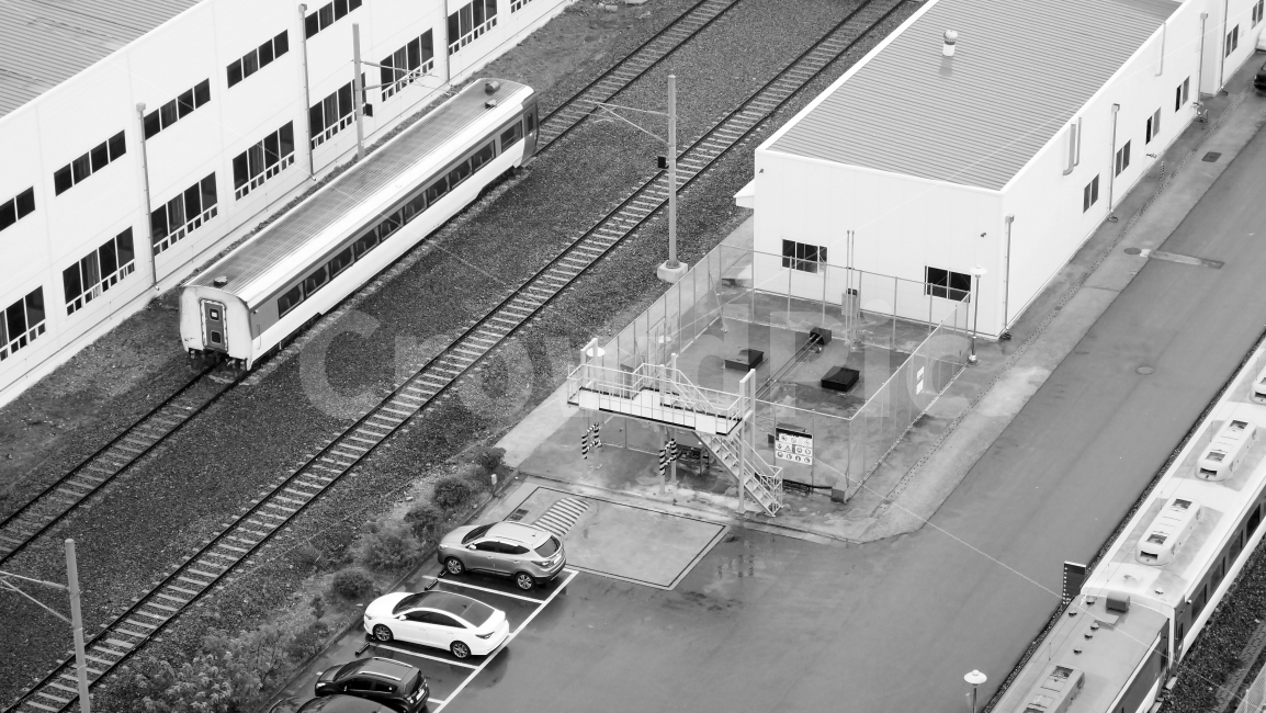 주차장,자동차,흑백사진,기차,건물,공간,아스팔트,잔디,모래,회색,흰색,parking,car,blackandwhite,space,asphalt,gray,grey,grass,sand,white,train,기차역,고요함,조용함,차분함,철도,열차,흑백,모노톤,monochrome,black and white,교통,교통수단,traffic,transportation,automobile,차,vehicle,차량,outdoors,옥외,nature,자연,scenery,풍경,landscape,경치