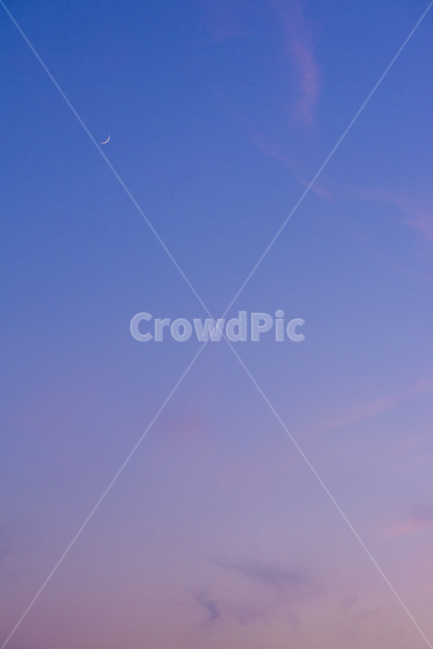 nature,자연,outdoors,옥외,달,moon,초승달,youngmoon,노을,sunset,보라빛하늘,저녁,저녁하늘,감성,감성사진,구름,파란색,풍경사진,저녁노을,sensible,feeling,색깔,색상,색채,색감,colorsense,colorsensitivity,feelingofcolor
