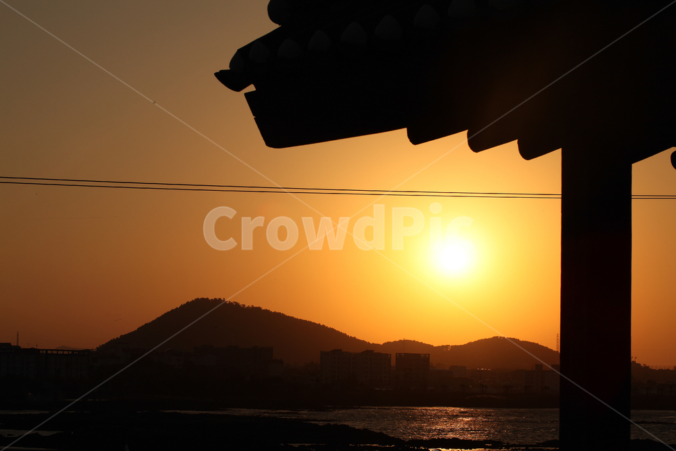 일몰,바다,붉은해,처마밑,산,자연,풍경,nature,landscape,sunlight,햇빛,outdoors,옥외