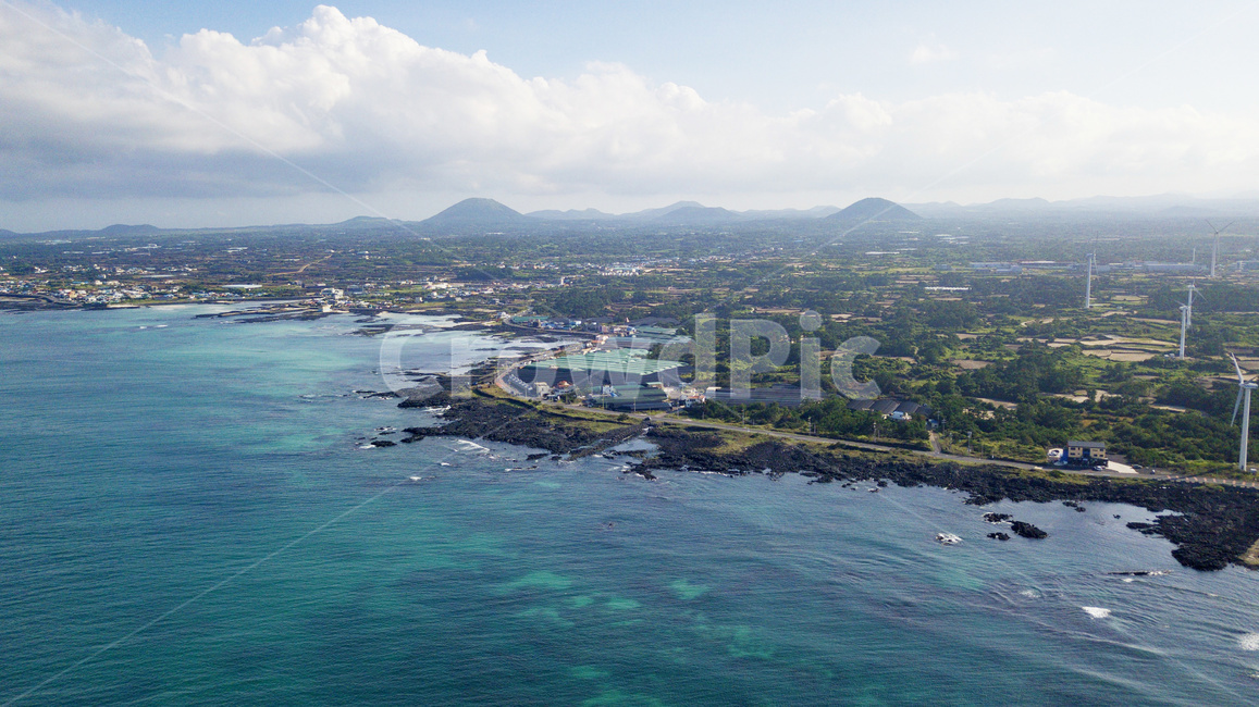 제주도,바다,드론,해안도로,바닷가,해안가,마을,제주,한라산,오름,여름,제주도,jeju,jeju island,시골,마을,풍경,landscape,country,rural,town,outdoors,옥외,경치,nature,자연,scenery,land,땅,sea,ocean,대양,water,물,shoreline,해안선,aerial view,조감도