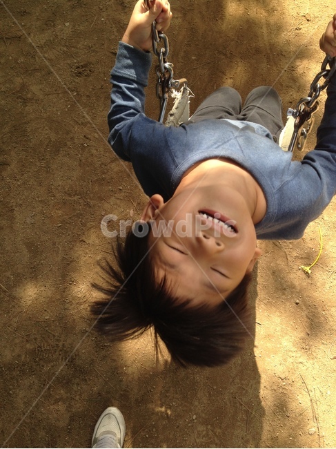 어린이,남아,그네,편안함,즐거움,사람,인물,인간,human,person,얼굴표정,facial expression,face,어린이,어린아이,child,children,kid,감정표현,기분,feeling,emotion,놀이공원,놀이동산,놀이터,amusement park,playground