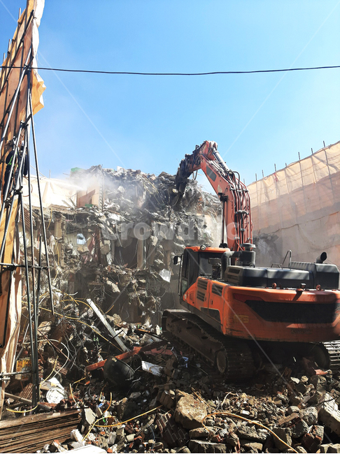 demolition,공사,공사현장,포크레인,굴삭기,철거,철거현장,파괴,벽돌,벽돌부수는,건물부수기,건물부수는,먼지,벽돌가루,건설업,건축업,construction industry