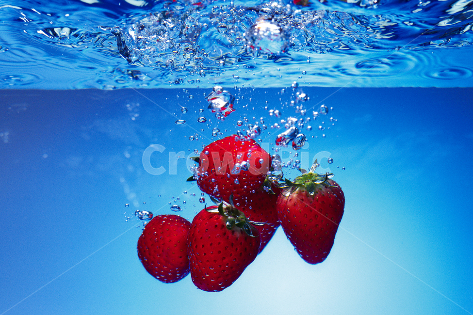 strawberry,food,fruit,vitamin,water,splash,fresh,refreshing,healthy,splashing,blue,tropical,abstract,wet,nature,falling,bubble,background,natural,white,aqua,fruits,red,green,transparent,under,bubbly,orange,peel,clear,lime,음식,식재료,요리,food,cook,meal,dishes,food reserves,과일,열매,fruit