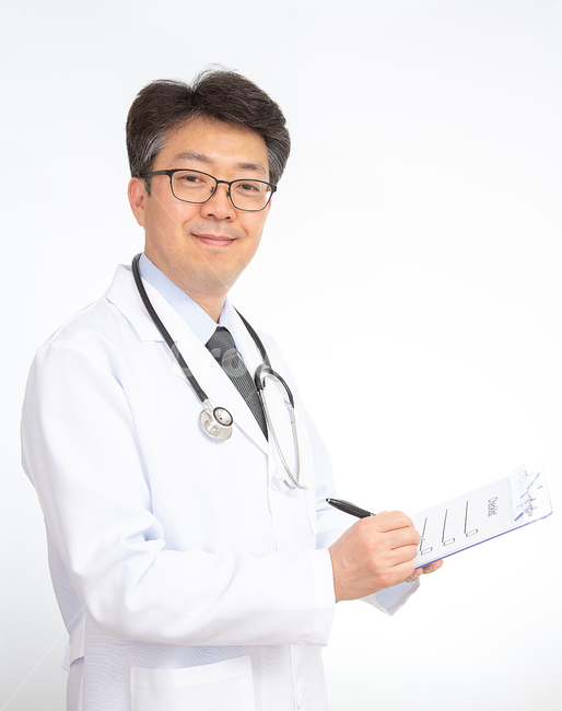 남자,의사,남성,누끼,중년,1인,안경,한국인,동양인,흰색배경,밝은,얼굴,전문직,의료,직업,건강,40대,흰배경,카피스페이스,정면,의학,병원,진료,흰색,자신감,아시아인,50대,질병,보건,주치의,카피,스페이스,위생,유니폼,한국사람,일본인,중국인,사람,1명,상반신,사람,인물,인간,human,person,남성,남자,man,male,의료,의학,병원,medical,hospital,clinic