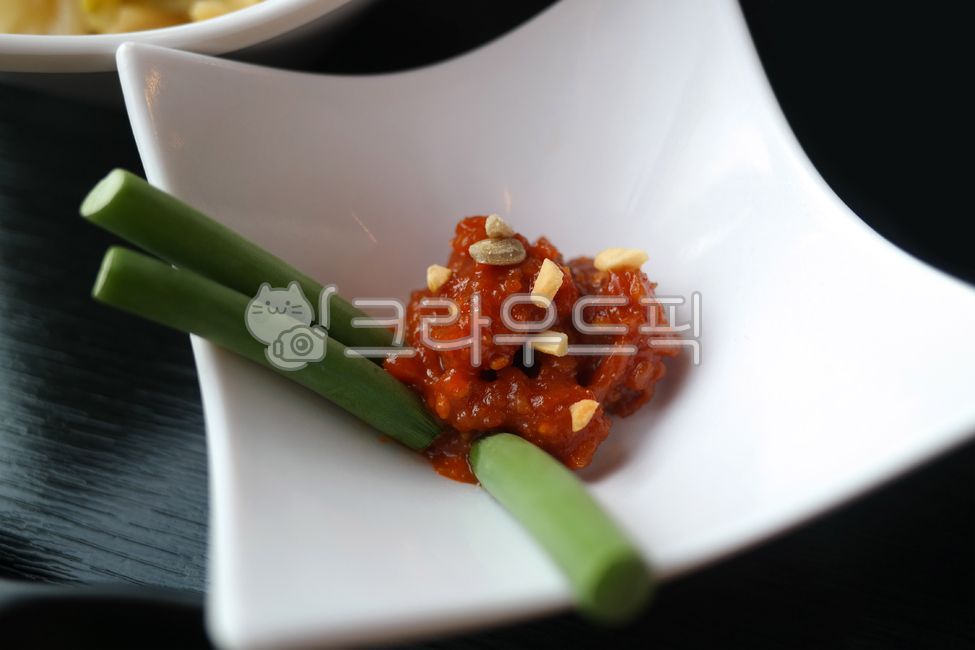 cook,Garlic sprouts,Korean,soybean paste,dishes,plate,vegetable,vegetables,food,side dish,meal,Korean food,Ssamjang,ingredients,cooking