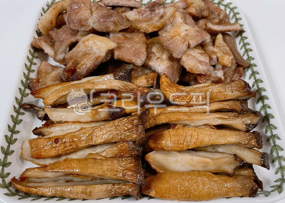 새송이버섯,버섯,버섯구이,새송이버섯구이,구운버섯,구운새송이버섯,목살,삼겹살,돼지고기,돼지,고기,육류,음식,접시,식사,food,meal,pork,meat,dish