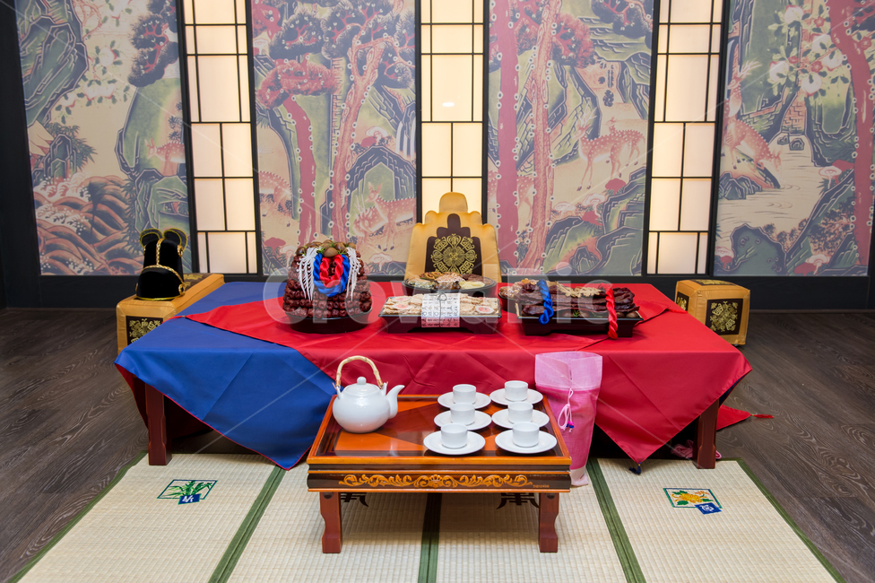 결혼,폐백,전통혼례,신랑,신부,부모,절,덕담,실내,의식,전통,청실,홍실,빨간색,파란색,음식,대추,술상,주전자,술장,테이블,돗자리,한국전통,한국문화,korean traditional,korean culture,결혼,혼례,웨딩,wedding,marriage,marry,기념일,축하,anniversary,congratulation,celebrate,celebration