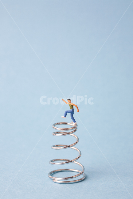 어린이,배경,스프링,봄,백그라운드,소년,댄스,춤,메탈,왈츠,시즌,계절,파랑,파랑색,실버,블루,펀,유니크,전령,보이,맨,남자,점프,도약,시작,디자인,파스텔색,파스텔,아트,크리에이티브,컨셉,아이디어,용수철,코일,연출,컨셉,콘셉,direction,concept