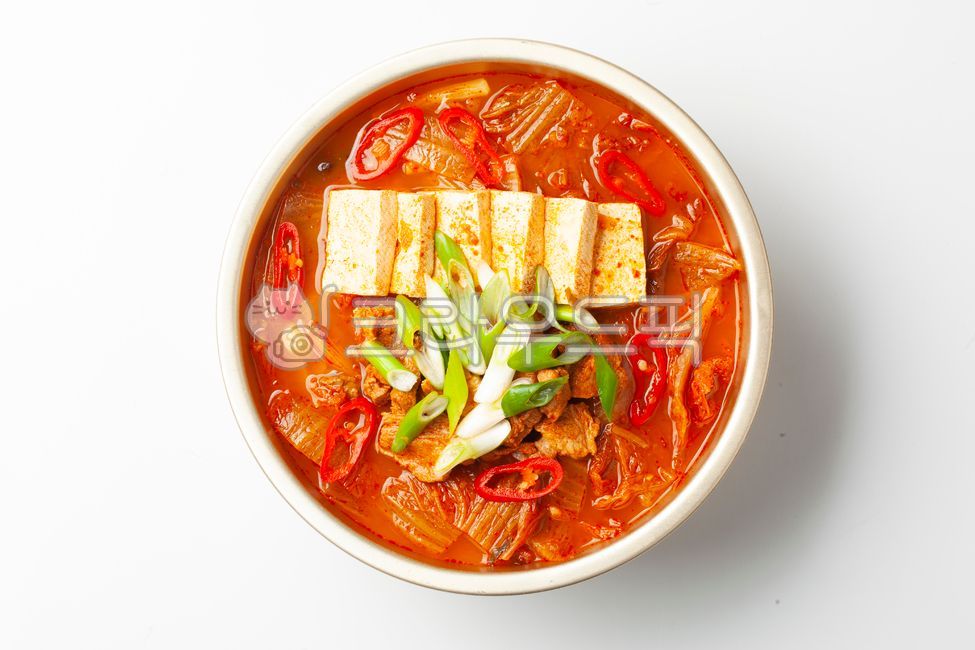 김치찌개,김치,찌개,국물,한국음식,한국문화,스튜,양념,고춧가루,음식,식사,식품,식료품,재료,식재료,음식재료,매콤한,짭짤한,돼지고기,두부,파,고추,고기