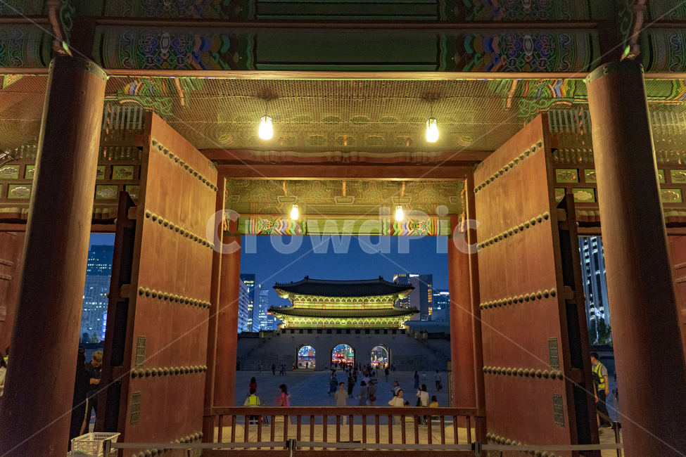 궁,전통,경복궁야간개장,창경궁야간개장,경복궁,창경궁,창덕궁,창덕궁야간개장,한복,전통의상,전통가옥,광화문,광화문야간개장,야간빌딩,도심빌딩,도심풍경,한옥풍경,한옥,야간한옥,이쁜한옥,이쁜풍경,전통풍경,야경,밤,풍경,nightscape,night,landscape,한국전통,한국문화,korean traditional,korean culture,랜드마크,landmark,tourist attraction,한국랜드마크,한국관광지,한국명소,korea landmark,korea tourist attraction,사람들,대중,군중,other people,crowd,건축물,건물외관,exterior,building,structure,architecture,construction,room,방,indoors,옥내,auditorium,강당,hall,홀,theater,극장