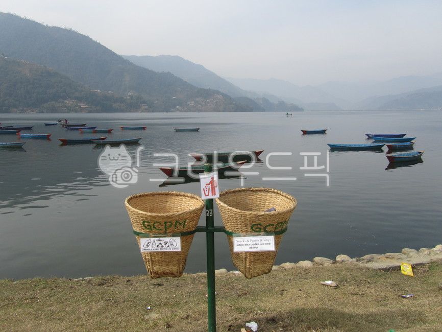 조각배,호수,쓰레기통,네팔,포카라