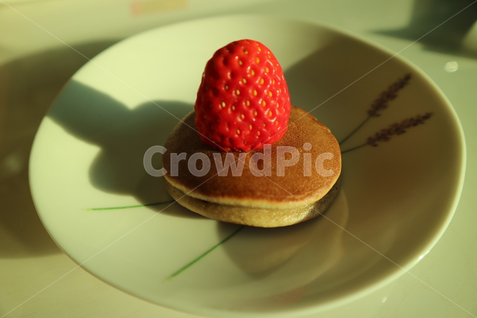 디저트,딸기,팬케이크,접시,그림자,dessert,strawberry,plate,pancake,shadow,음식,식재료,요리,food,cook,meal,dishes,food reserves,디저트,간식,후식,dessert,snack