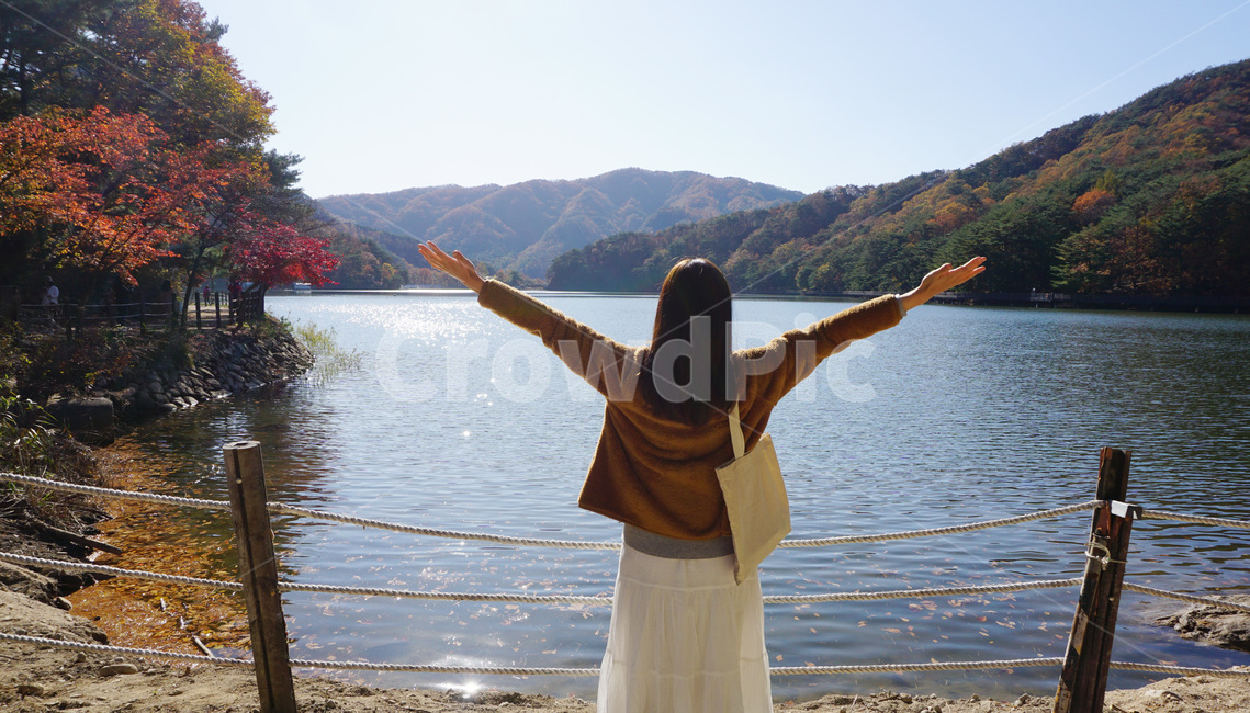 산정호수,뒷모습,인증샷,사람,의복,산,호수,가을,autumn,lake,sky,humanandlake,photograph,가을,계절,fall,autumn,season,사람,인물,인간,human,person,여성,여자,woman,female,lady