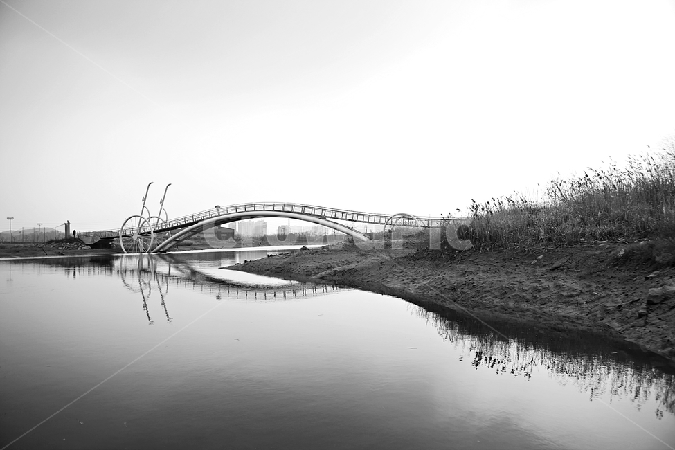 미생의다리,다리,갯벌,바다,생태공원,자연,배경,풍경,흑백,모노톤,monochrome,black and white,건축물,건물외관,exterior,building,structure,architecture,construction