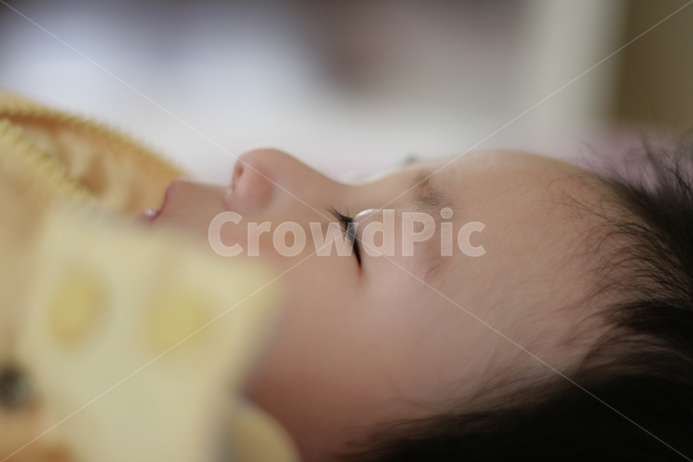 잠,꿈,눈썹,달나라,푸른함,기억,엄마품,코,아기,꿀잠,사람,인물,인간,human,person,어린이,어린아이,child,children,kid