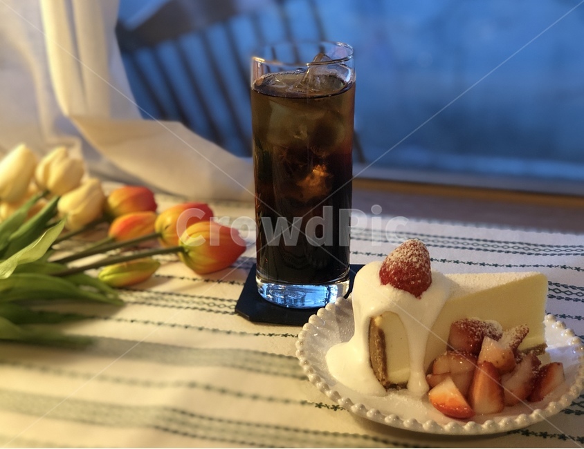 카페,커피,케잌,케이크,꽃,조화,튤립,콜드브루,아메리카노,딸기,컵,접시,치즈케잌,혼자,감성적인,한잔,힐링,음식,식재료,요리,food,cook,meal,dishes,food reserves,빵,bread,디저트,간식,후식,dessert,snack,커피,카페,coffee,cafe