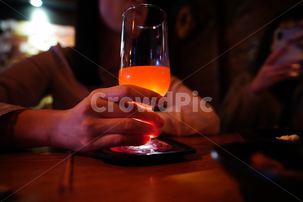칵테일,음료,알콜,마실거리,사람,잔,유리,컵,glass,술,주류,alcohol