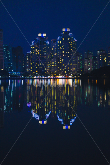 물,반사,야경,밤,water,reflect,nightview,night,light,town,도시,city,시티,urban,어반,building,건물,사무실건물,고층건물,highrise,officebuilding,야경,밤,풍경,nightscape,night,landscape,도시,city