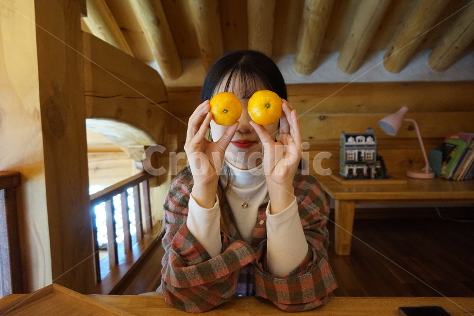 인물,귤,장난꾸러기,장난,감성,데이트,따뜻한,한옥,원목,여자,아늑한,사람,인물,인간,human,person,여성,여자,woman,female,lady