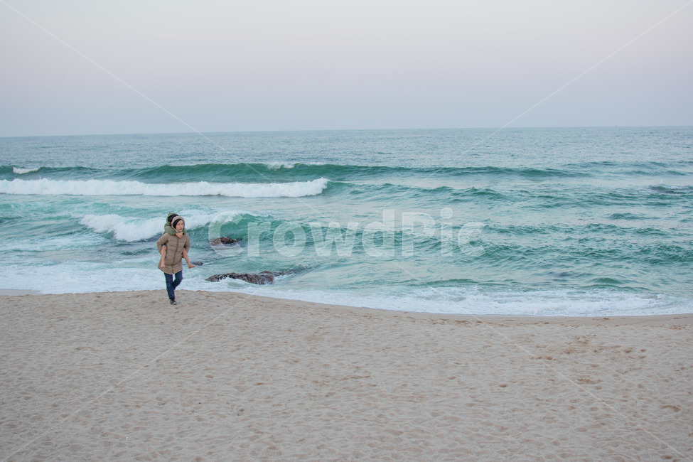 가족,엄마,아들,모성애,바다,색감,감성,해변,바다,beach,sea,사람,인물,인간,human,person,가족,패밀리,family