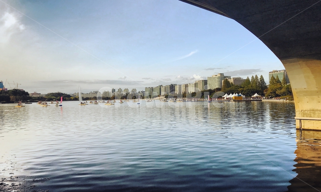 호수공원,일산호수공워느,다리,호수,휴일,도시,풍경,city,landscape,한국도시풍경,한국도시경관,korea cityscape,사람들,대중,군중,other people,crowd,스포츠,레저,운동,sports,leisure,exercise,water,물,outdoors,옥외