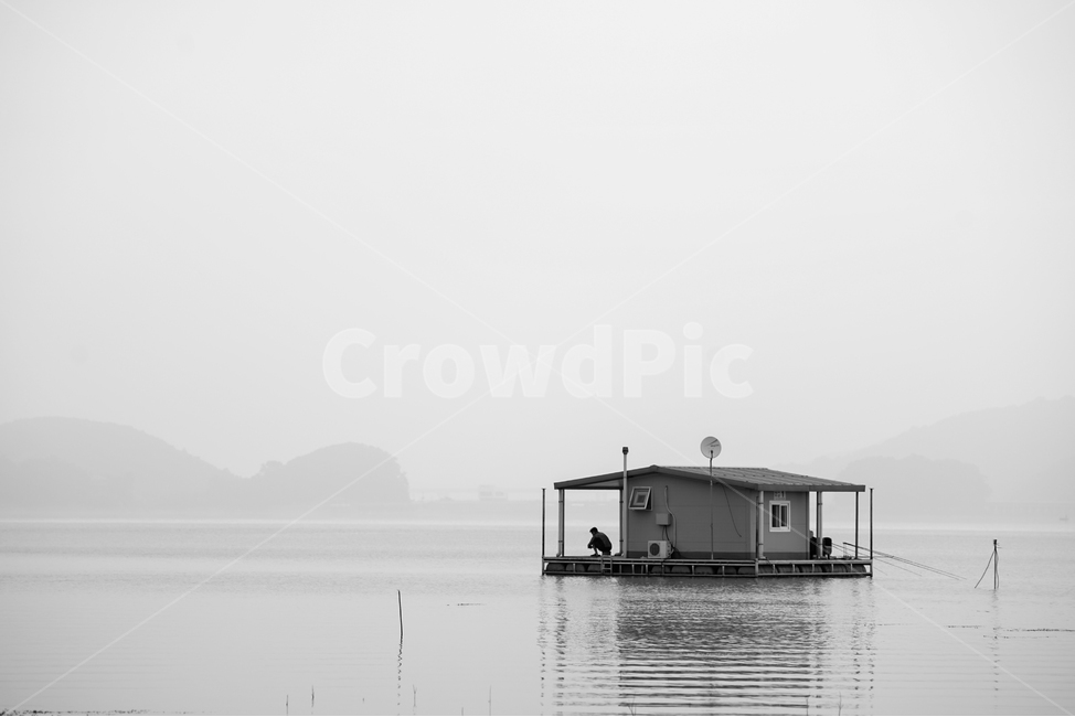 저수지,호수,낚시,좌대,방갈로,풍경,자연,풍경,nature,landscape,한국자연풍경,한국자연경관,korea nature landscape,사람,인물,인간,human,person,남성,남자,man,male,흑백,모노톤,monochrome,black and white,water,물,transportation,교통,vehicle,차량,boat,보트,waterfront,워터 프론트
