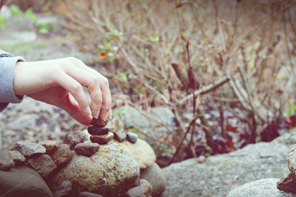 돌탑,돌탑쌓기,낭만,감성,손,소원,자연,돌,stone,한국전통,한국문화,korean traditional,korean culture,사람,인물,인간,human,person,신체일부,몸,body,종교,신앙,religion,belief,faith