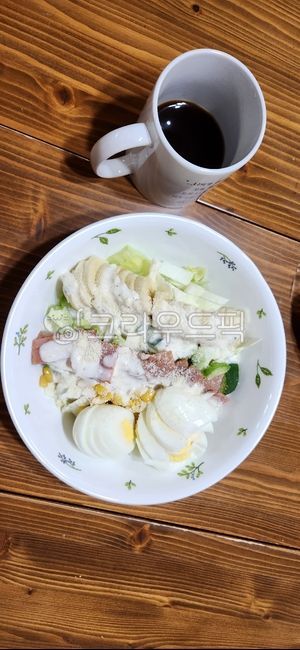 salad,boiled egg,cucumber,plate,vegetable,diet dishes,corner,ham,healthy food,Cobb Salad,cooking,diet,salad bowl,diet menu,banana,Yogurt Dressing,lettuce,food,Baked ham dish,meal,dish,baked ham,coffee,boiled egg dish