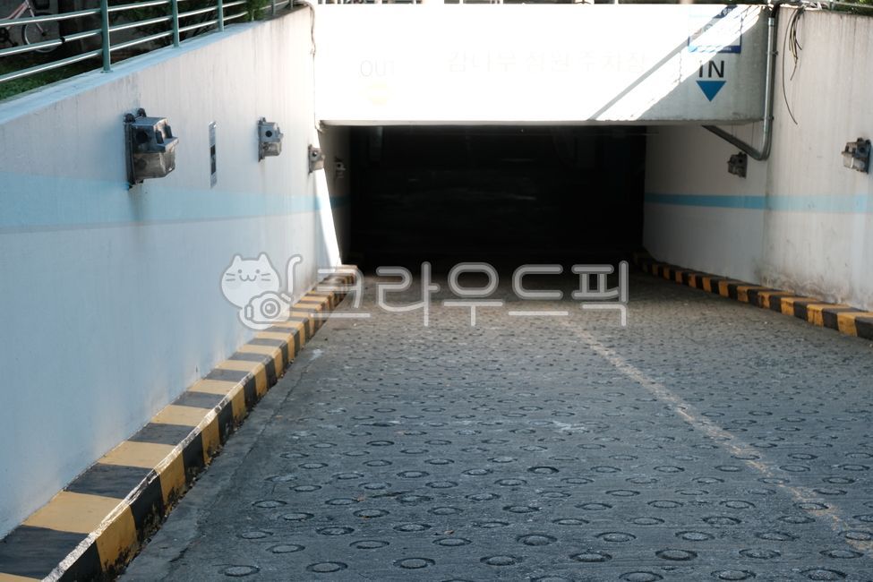 주차장입구,차량진입로,주차장진입,지하주차장입구,건물주차장,차량출입구,입구표지판,입구사인,자동차진입,도시주차장,외부공간,실외주차장,진입경로,주차장안내,차량유도,진입사인,드라이브인,교통안내,차량경로,주차공간,건축구조,urbanparking,parkingentrance,garageentrance,carentrance,buildingparking,parkinglot,drivein,caraccess,basementparking,entrancesign,roadtoparking,trafficsign,cityparking,입구촬영