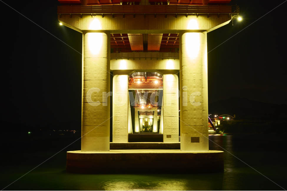 다리,대교,대칭,야경,반복,남해,바다,야경,밤,풍경,nightscape,night,landscape,건축물,건물외관,exterior,building,structure,architecture,construction,lighting,조명