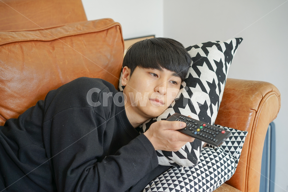 쇼파,소파,휴식,남성,남자,거실,휴일,sofa,실내,쿠션,rest,가구,텔레비전,티비시청,리모콘,리모컨,tv,지루한,따분한,심심한,집콕,방구석,일상,집돌이,사람,인물,인간,human,person,남성,남자,man,male