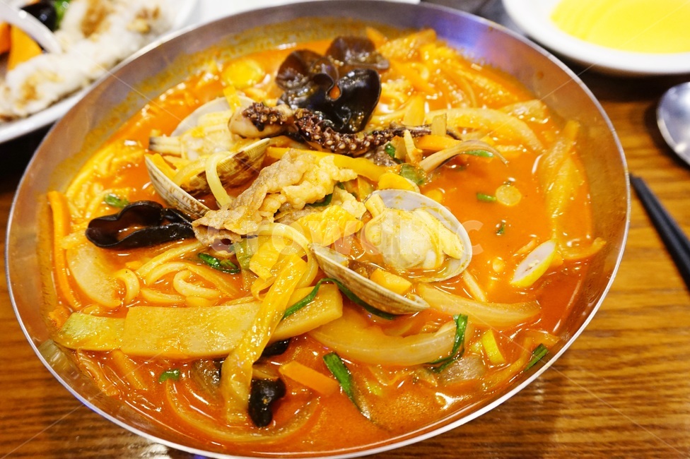 짬뽕,빨간면,중국집,chinesestylenoodleswithvegetablesandseafood,koreannoddles,맛있는짬뽕,매운짬뽕,음식,식재료,요리,food,cook,meal,dishes,food reserves