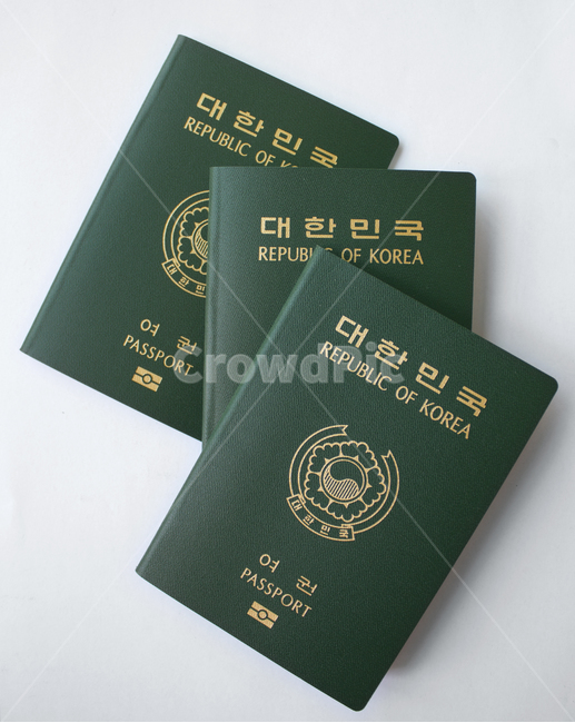 passport,id,business,card,citizen,emigration,identification,identity,international,korea,pass,republicofkorea,security,신분증,여권,한국여권,대한민국여권,사물,물건,한국,대한민국,여행,표지,겉면,비지니스,녹색,그린,초록색,흰배경,다수,여러개,많은,여행,휴가,traveling,vacation,trip