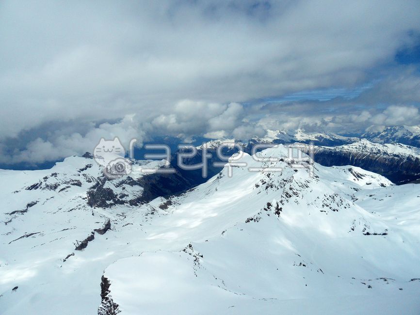 mountainrange,overseas natural scenery,winter,clouds,summit,winterbackground,cloud,overseas scenery,mountain,high,mountainouslandforms,ridge,glacier,mountainous terrain,sky,schilthorn,foreign natural scenery,winter background,nature,switzerland,mountain r