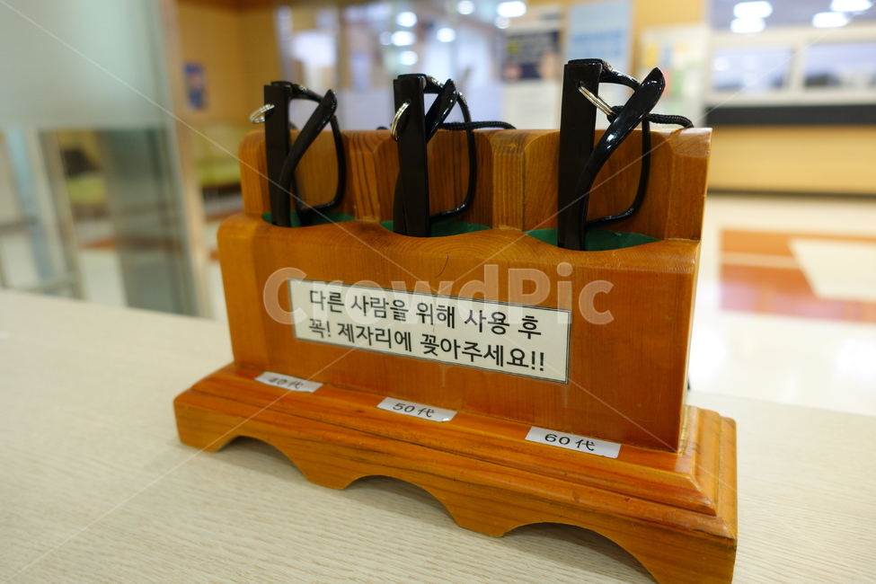 돋보기,안경,돋보기안경,원시,노안,안경보관함,40대,50대,60대,사물,물건,오브젝트,thing,object,matter