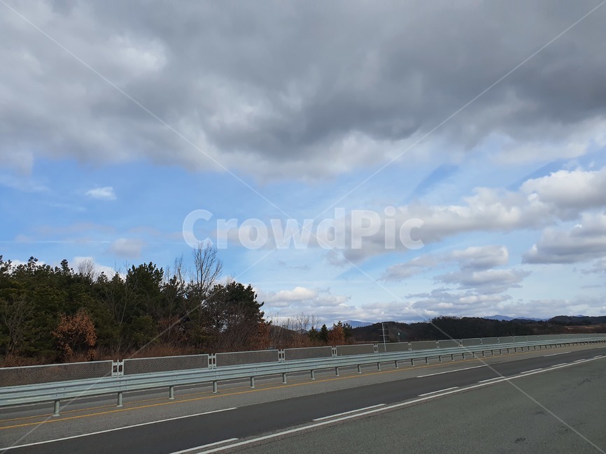 road,도로,freeway,highway,파란하늘,구름,자연