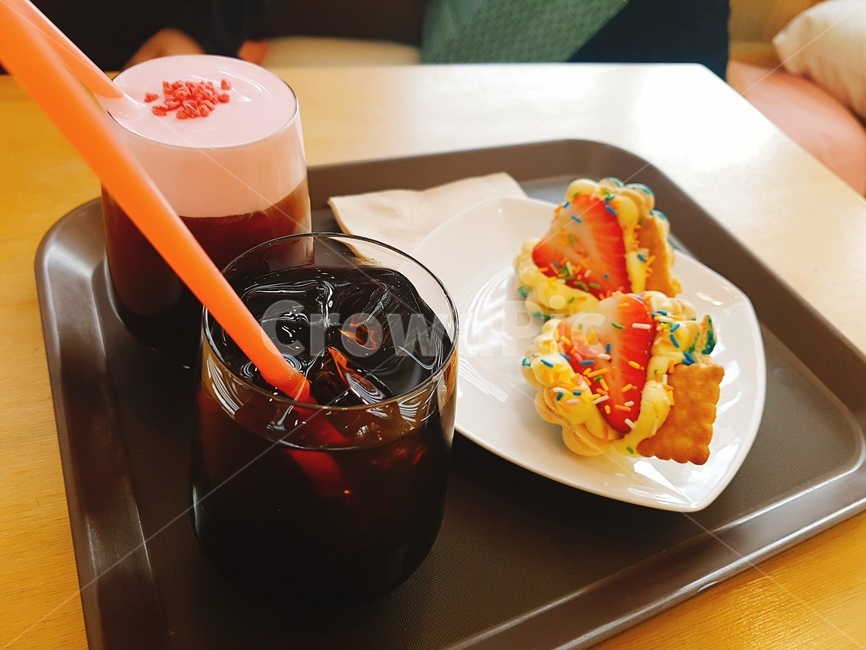 마카롱,아메리카노,벚꽃라떼,커피,딸기마카롱