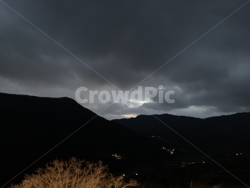 밤길,먹구름,음산한,밤중,번개,천둥,자연,풍경,nature,landscape,outdoors,옥외,weather,날씨,mountain range,산맥,mountain,산