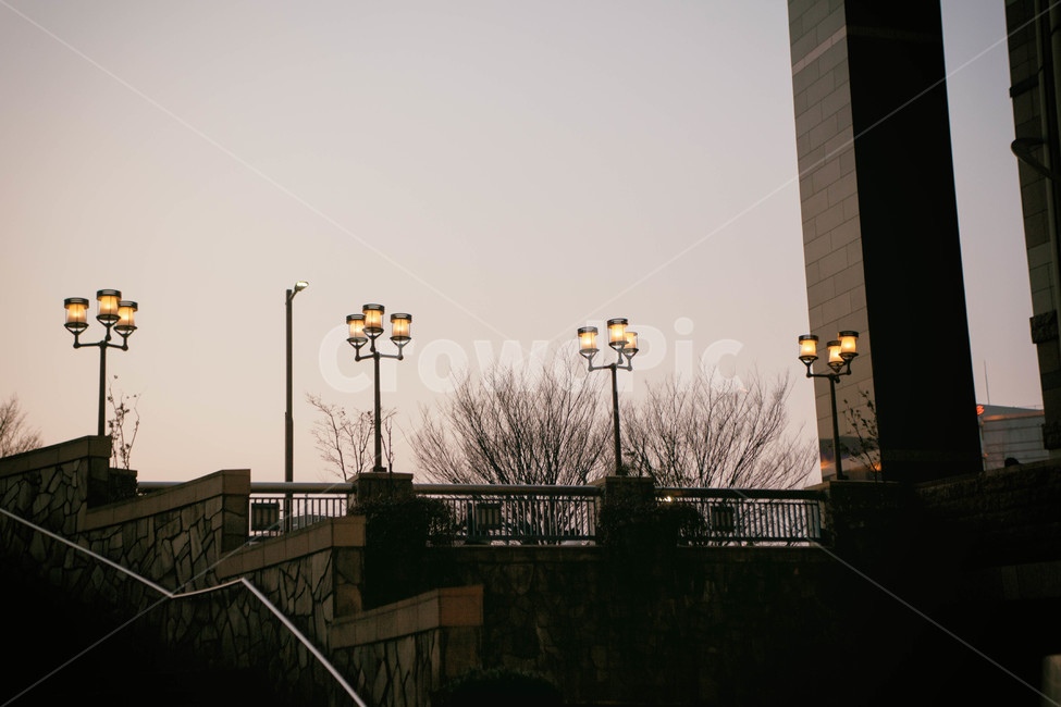 일몰,하늘,도시,풍경,전등,가로등,sunset,sunfall,sky,city,urban,lamp,light,빛,landscape,도시,풍경,city,landscape,건축물,건물외관,exterior,building,structure,architecture,construction,banister,난간,handrail,lamp post,램프 포스트