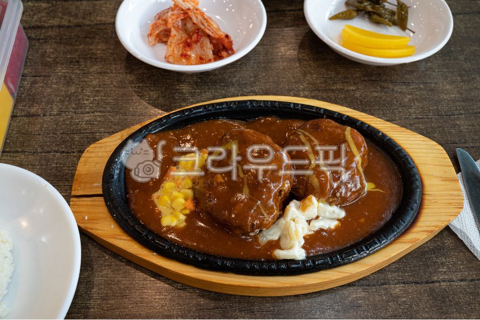 lunch,steak,restaurant,food styling,cuisine,hamburger steak,dishes,sauce,rice,dinner,food,meal,Western food,pork cutlet sauce,pork cutlet,light Western food,breakfast,lunch time,table,Food