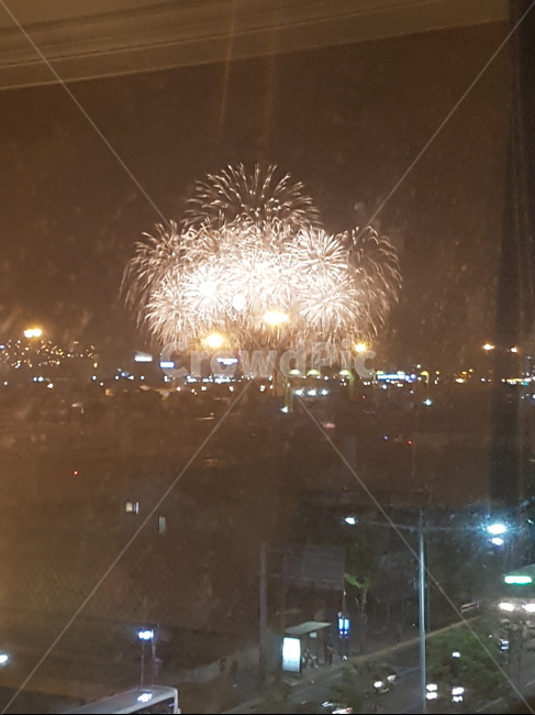 불꽃놀이,밤,밤하늘,도심속,자동차,야경,밤,풍경,nightscape,night,landscape,도시,city,한국도시풍경,한국도시경관,korea cityscape,축제,행사,festival,carnival,event,nature,자연,outdoors,옥외