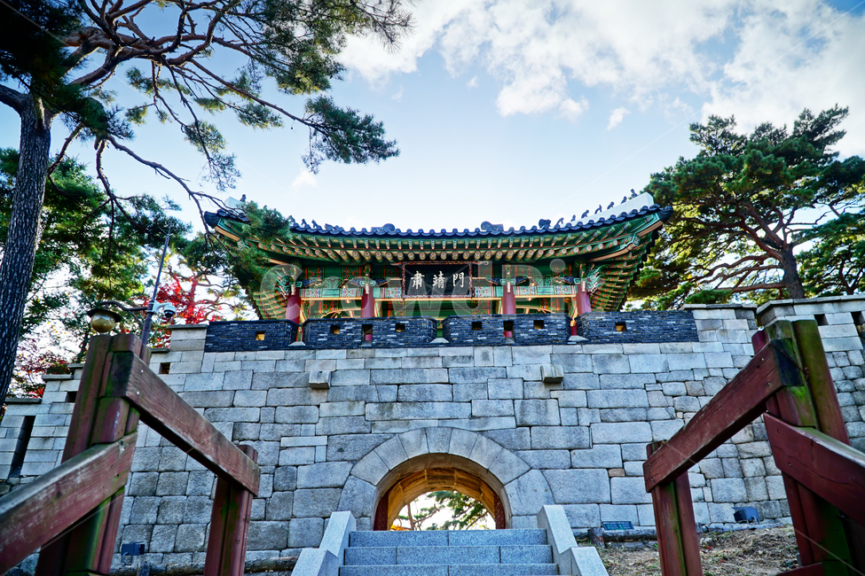 숙정문,한양도성,성문,성곽,한국,한국전통,문화재,유적,유적지,korea,서울,seoul,culturalassets,culturaltreasure,culturalproperties,성벽,캐슬,castle,한옥,전통,기와,가을,풍경,10월,autumn,fall,landscape,october,숙청문,하늘,구름,sky,heaven,cloud,자연,nature,나무,식물,건축,전통건물,건물,목조,목조건물,한국문화,전통문화,한국적인,단청,한국전통,한국문화,korean traditional,korean culture,건축물,건물외관,exterior,building,structure,architecture,construction